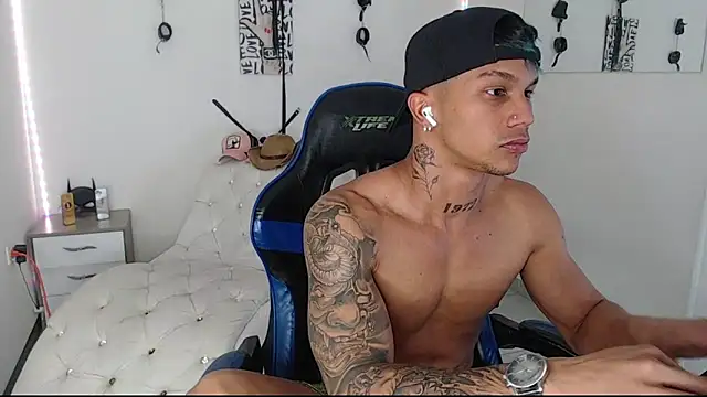 Leonard_Price live sex cam