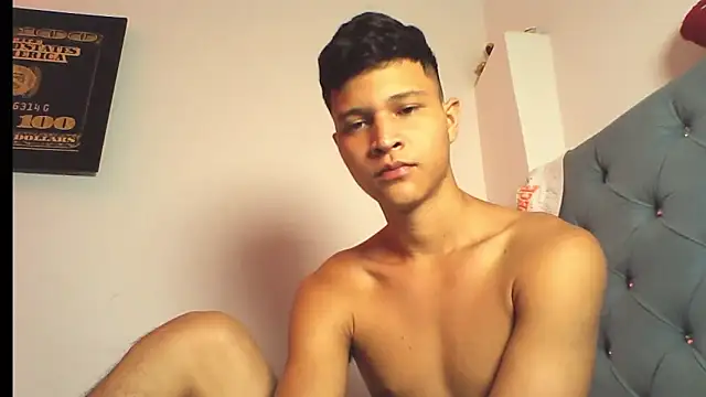 Twinkcock22 live sex cam