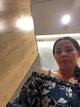 CrazzyChicks live sex cam