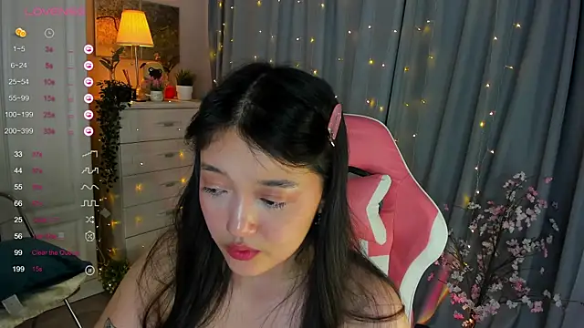 FreyaRaya's Stripchat show and profile