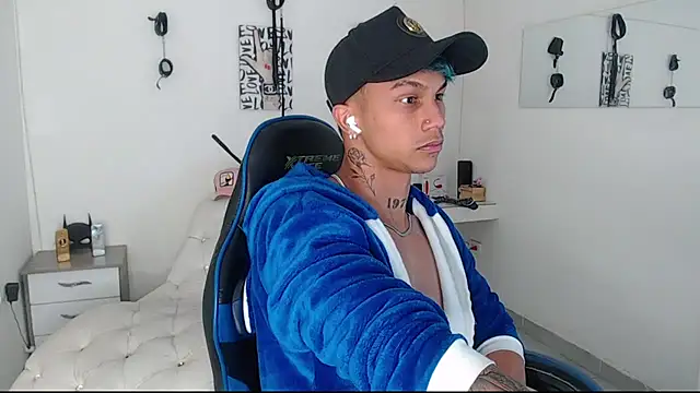 Leonard_Price live sex cam