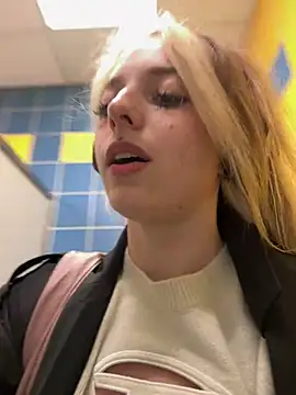 LoraaDoll live sex cam