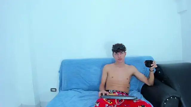 Skinnyboys21 live sex cam
