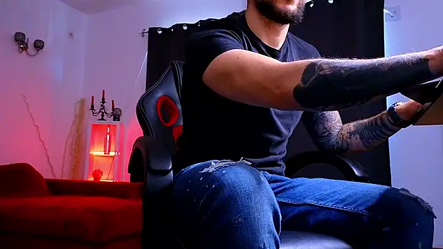 MightyAaron66 live sex cam