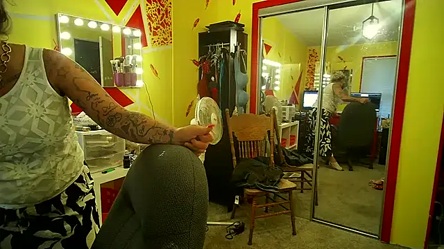 Lisalovely6981's web cam