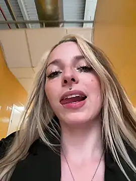 LoraaDoll live sex cam