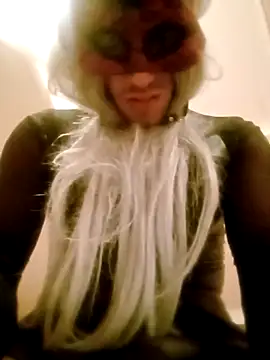 Monicaslutty's web cam