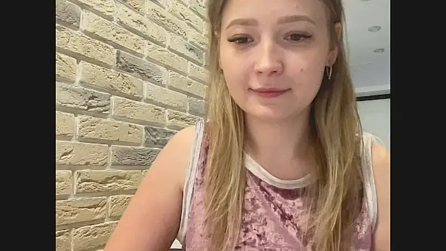 CharmingSarah's web cam
