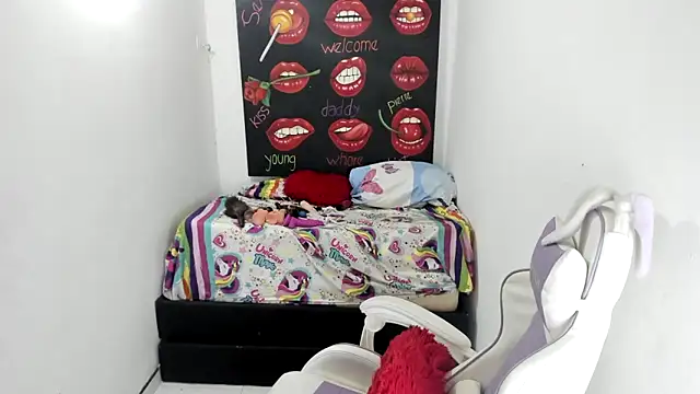Ladyboom18's web cam