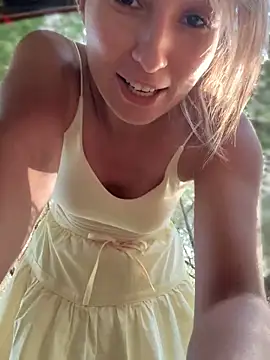 LetsFunKARINA live sex cam