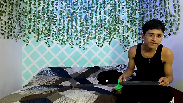 Maxxi_hot23 live sex cam