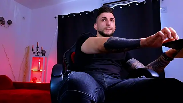MightyAaron66 live sex cam