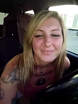 SheIsSomething live sex cam