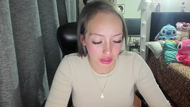 SexyBlondieY's web cam