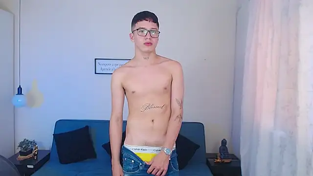 Cumandres18 live sex cam