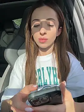 Yesmoree live sex cam