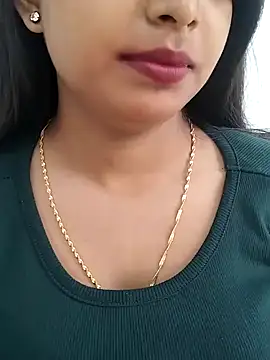 Maahhii_2 live sex cam