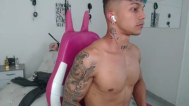Leonard_Price live sex cam