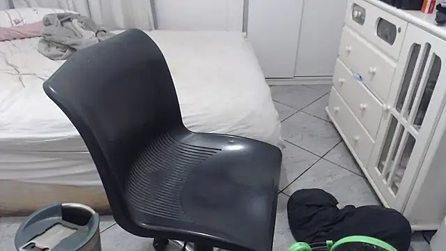 MysterBearMG live sex cam