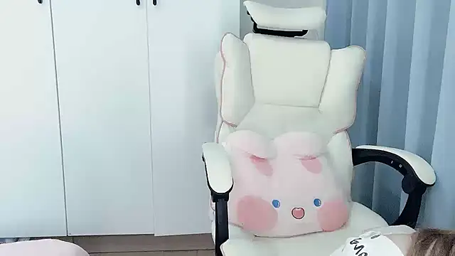 Eloise131499 live sex cam