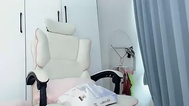 Eloise131499 live sex cam