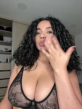 Curlyierr live sex cam