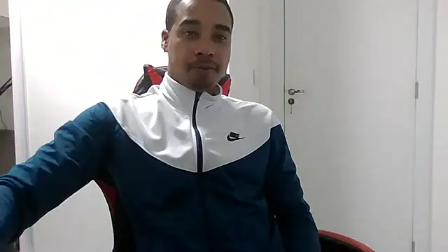 JUNINHOLEKE live sex cam