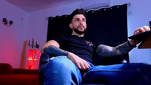MightyAaron66 live sex cam
