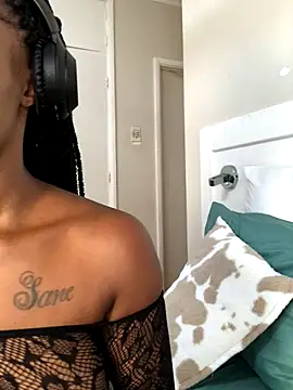 LuciousLips96 live sex cam