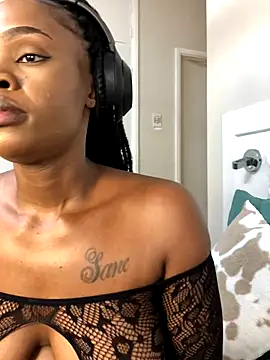 LuciousLips96 live sex cam