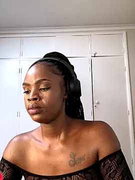 LuciousLips96 live sex cam