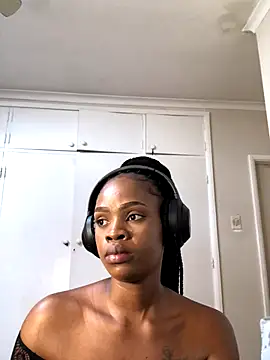 LuciousLips96 live sex cam