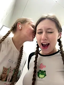 FroggyAnna live sex cam