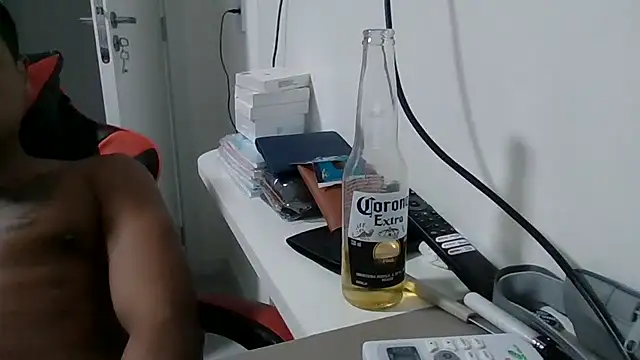 JUNINHOLEKE live sex cam