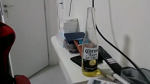 JUNINHOLEKE live sex cam