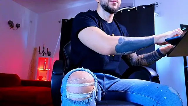 MightyAaron66 live sex cam