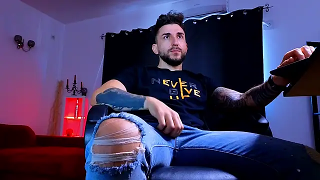 MightyAaron66 live sex cam