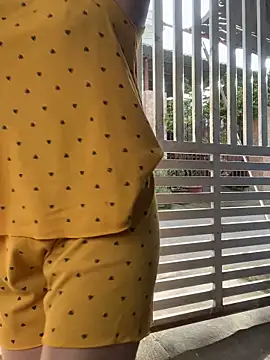 BigAssBee live sex cam