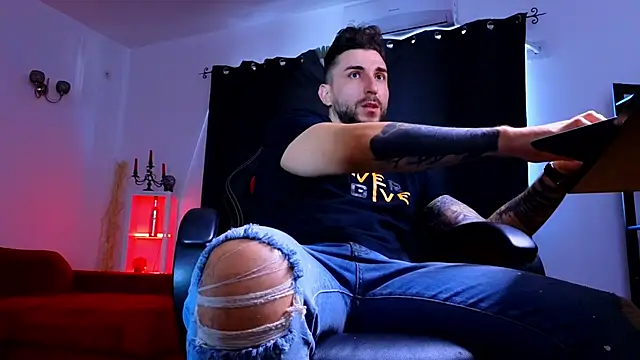 MightyAaron66 live sex cam