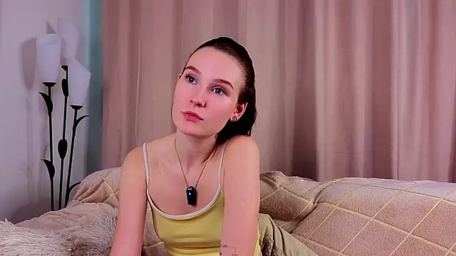 QueenieHathaway's web cam