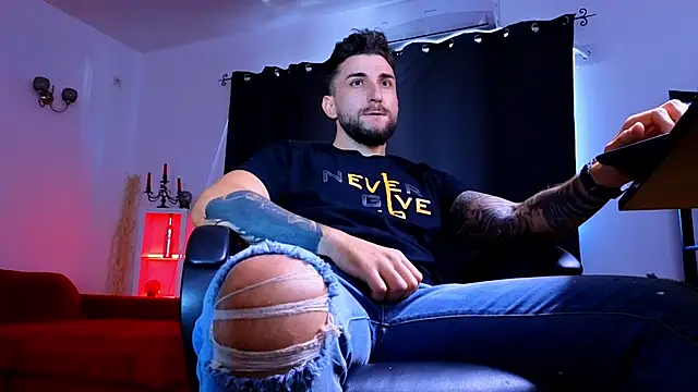 MightyAaron66 live sex cam