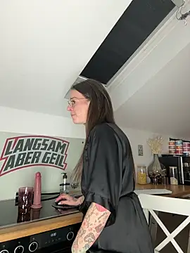 BrownieyQueen live sex cam