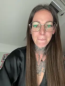BrownieyQueen live sex cam
