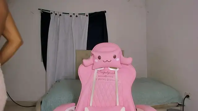 Miss_noah18 live sex cam
