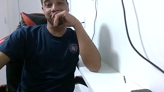 JUNINHOLEKE live sex cam