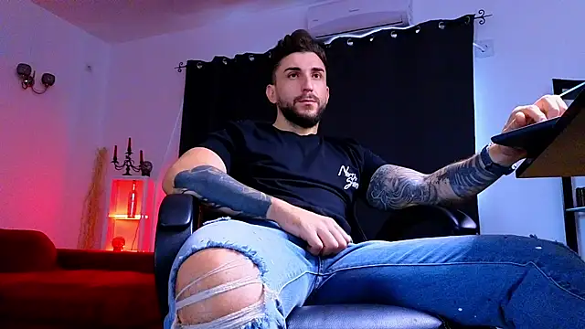 MightyAaron66 live sex cam