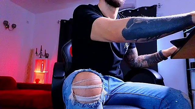 MightyAaron66 live sex cam