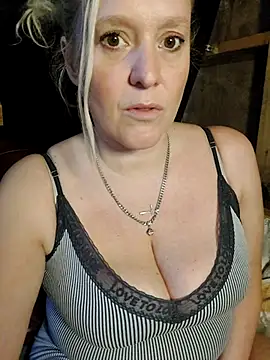 Bouncy-Bella28X live sex cam