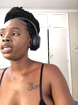 LuciousLips96 live sex cam