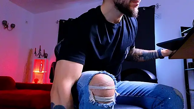 MightyAaron66 live sex cam